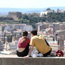 Imatge del recurs: NOIS, NOIES, QU&Egrave; ENS IMPEDEIX MARXAR DE CASA?