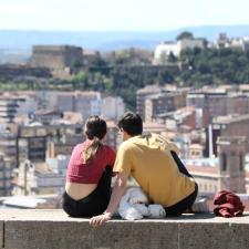 Imatge del recurs: NOIS, NOIES, QUÈ ENS IMPEDEIX MARXAR DE CASA?